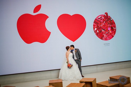 Apple Store ở Singapore biến thành… studio chụp ảnh cưới - 1