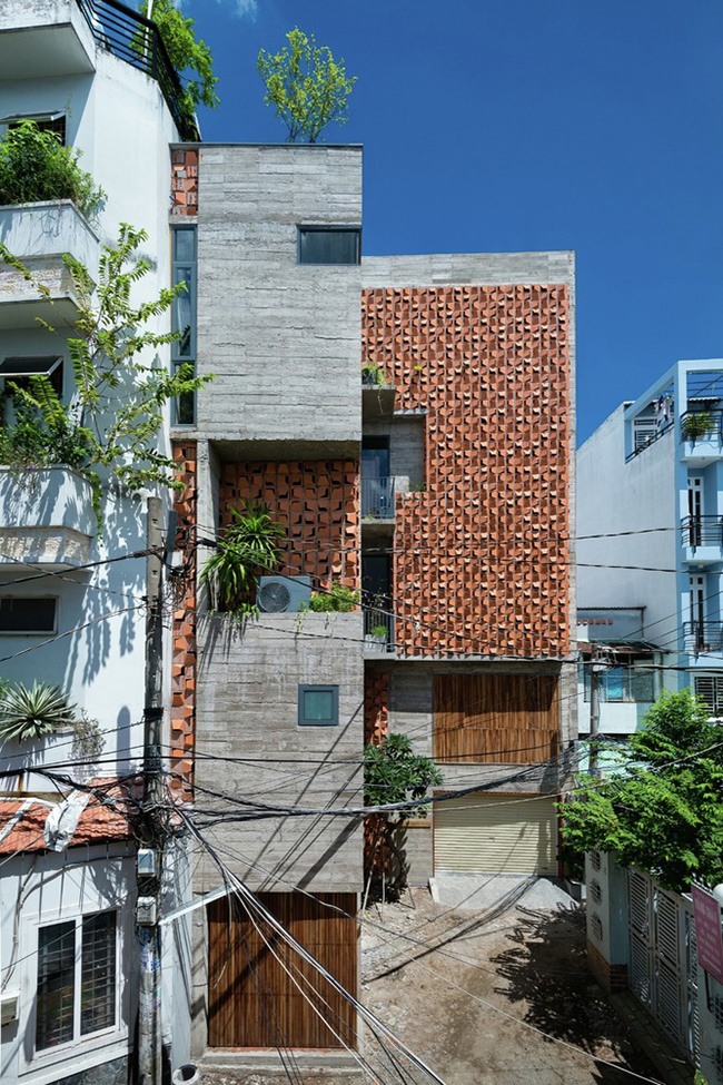 Căn nhà nằm trên mảnh đất có diện tích 71m2 trong một khu dân cư yên tĩnh tại quận Phú Nhuận, thành phố Hồ Chí Minh.