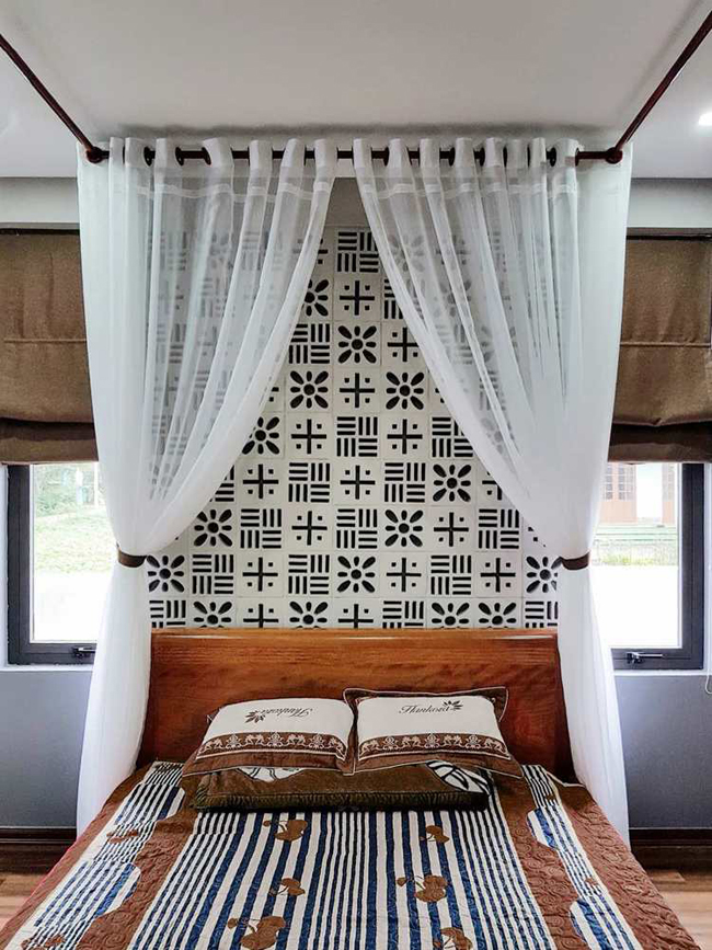 Phòng ngủ cũng được trang trí với gạch bông thông gió.