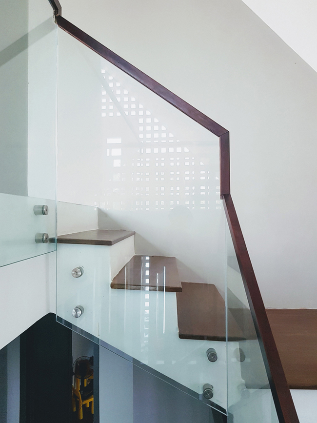 Lan can cầu thang bằng kính trong suốt mang cảm giác rộng rãi hơn cho công trình.