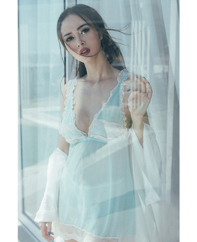 Top 5 Hoa hậu Việt Nam - Vũ Ngọc Anh hững hờ khoe đường cong với váy ngủ. 
