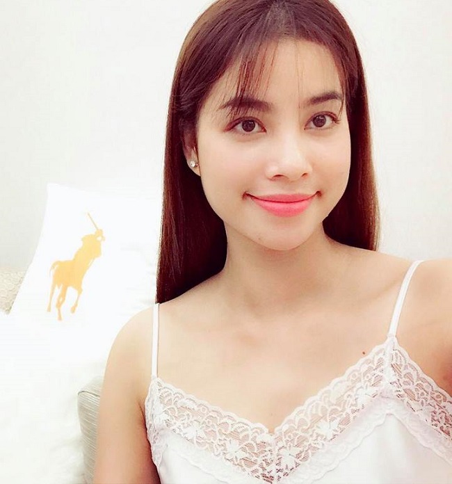 Lần hiếm hoi Hoa hậu Phạm Hương khoe vẻ ngoài trẻ trung như sinh viên khi mặc đồ ngủ ở nhà. 
