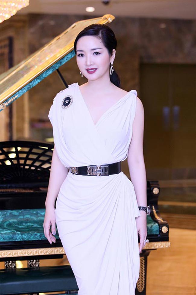 Thân hình đồng hồ cát của Giáng My U50 khiến gái trẻ phát ghen - 2