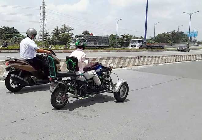 Sốc với hình ảnh người đàn ông không tay chạy xe máy tự chế trên phố SG - 2
