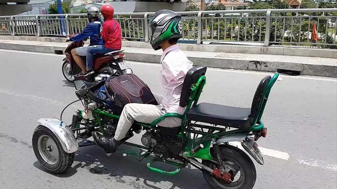 Sốc với hình ảnh người đàn ông không tay chạy xe máy tự chế trên phố SG - 3