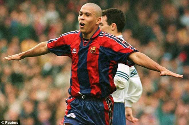 Tròn 20 năm Ronaldo béo rời Barca: Dấu chân huyền ảo - 1