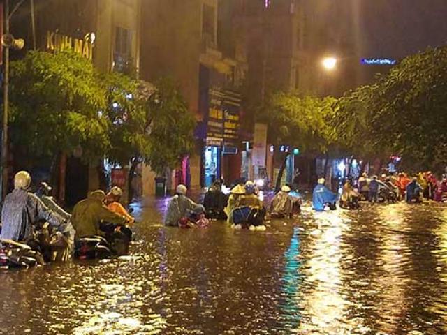 HN: Mưa lớn kéo dài, dân phố cổ lội “sông” về nhà