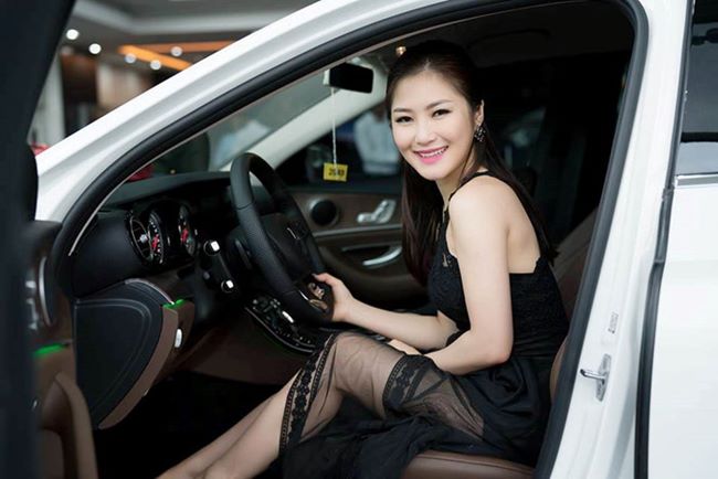 Đầu năm 2017, nữ ca sĩ Hương Tràm đã mua chiếc xe hạng sang Mercedes-Benz E200 với giá hơn 2 tỷ đồng. Đây là chiếc xe thứ hai nữ ca sĩ mua sau chiếc Hyundai Elantra tậu hồi tháng 10/2013.