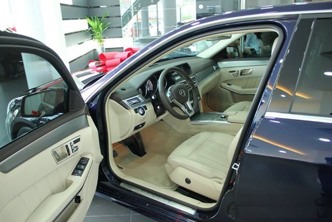 Tại thị trường Việt Nam, Mercedes-Benz E200 được chào bán với mức giá 2 tỷ Đồng.