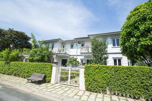 Độ giàu của Hồ Quỳnh Hương hay Hari Won khiến fan "nể" hơn? - 6