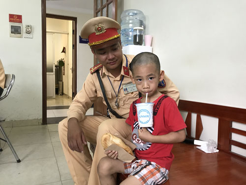 CSGT Hà Nội giúp bé trai 5 tuổi bị lạc về với gia đình - 1