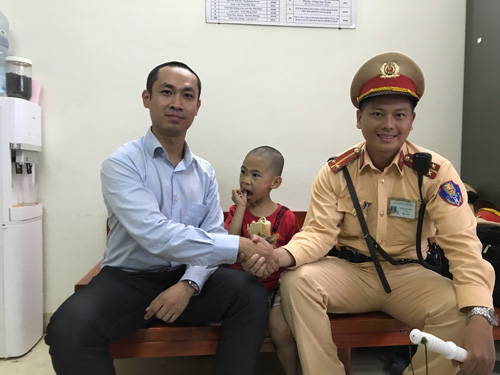 CSGT Hà Nội giúp bé trai 5 tuổi bị lạc về với gia đình - 2