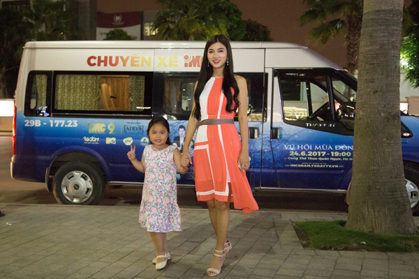 Khán giả Hà Nội bất ngờ khi được “mẹ con” Kim Tuyến đến thăm nhà - 1