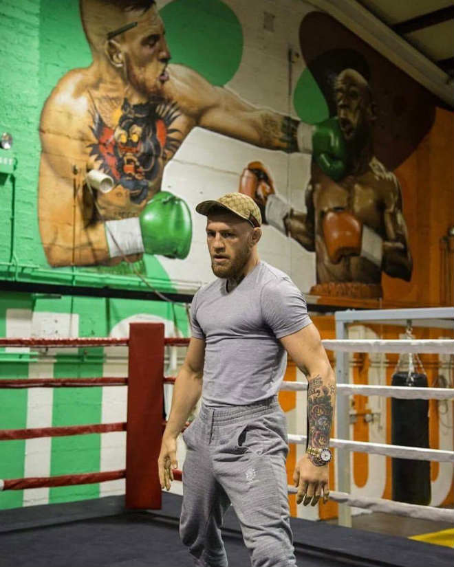 Boxing tỷ đô: McGregor “sỉ nhục” đấm vào mặt Mayweather - 1