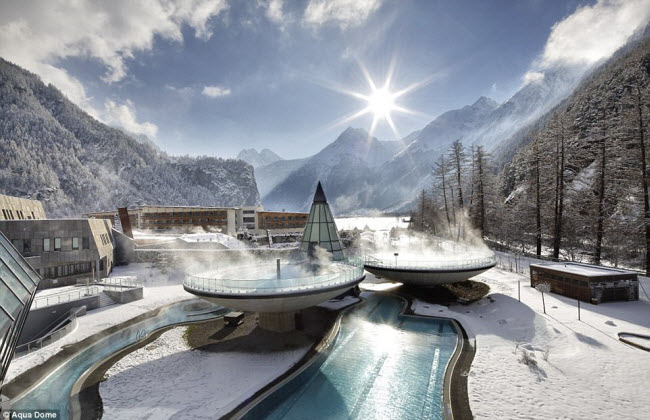 Khu nghỉ dưỡng Aqua Dome ở Áo gây ấn tượng với 3 bể bơi nước nóng lớn và nhiều bồn tắm nước nóng gần dãy núi Otztal đầy tuyết phủ.