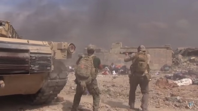 Video: Đặc nhiệm Mỹ lao giữa làn đạn IS cứu bé gái Syria - 1
