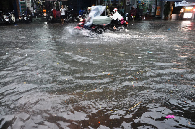 Sài Gòn mưa 15 phút, nhiều tuyến phố thành “sông” - 1