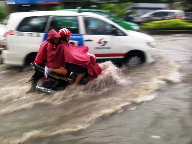 Mưa 1 giờ, Sài Gòn kẹt xe từ chiều đến tối - 2