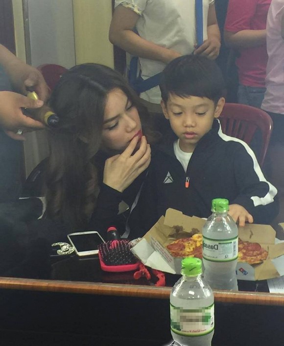 Hà Hồ, Khánh Thi đẹp bội phần trong khoảnh khắc đặc biệt sau cánh gà - 6