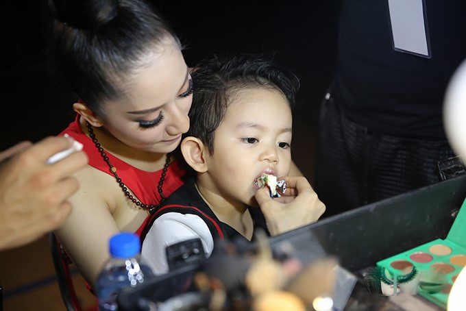 Hà Hồ, Khánh Thi đẹp bội phần trong khoảnh khắc đặc biệt sau cánh gà - 3