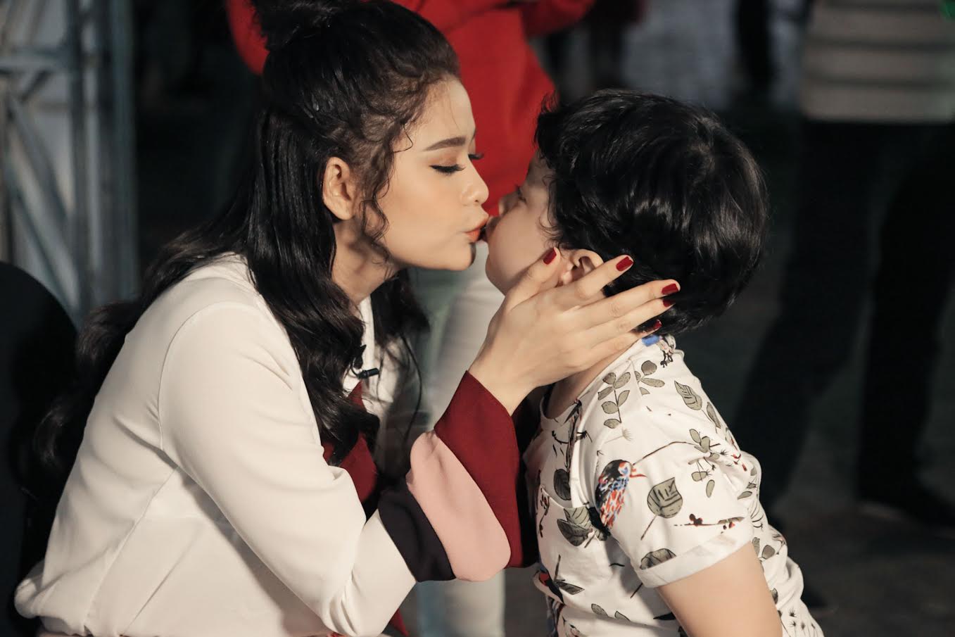 Hà Hồ, Khánh Thi đẹp bội phần trong khoảnh khắc đặc biệt sau cánh gà - 12