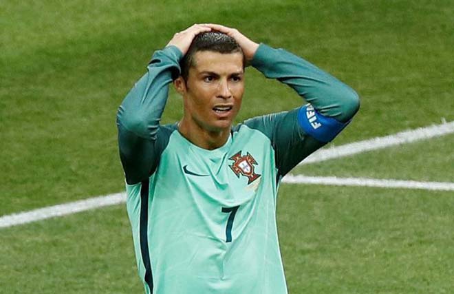Ronaldo “trốn” phóng viên, nguyện đóng thuế ở lại Real - 1