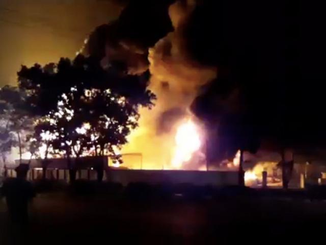 Cháy lớn gần sân bay Nội Bài, lửa ngùn ngụt trong đêm