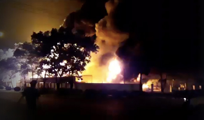 Cháy lớn gần sân bay Nội Bài, lửa ngùn ngụt trong đêm - 1