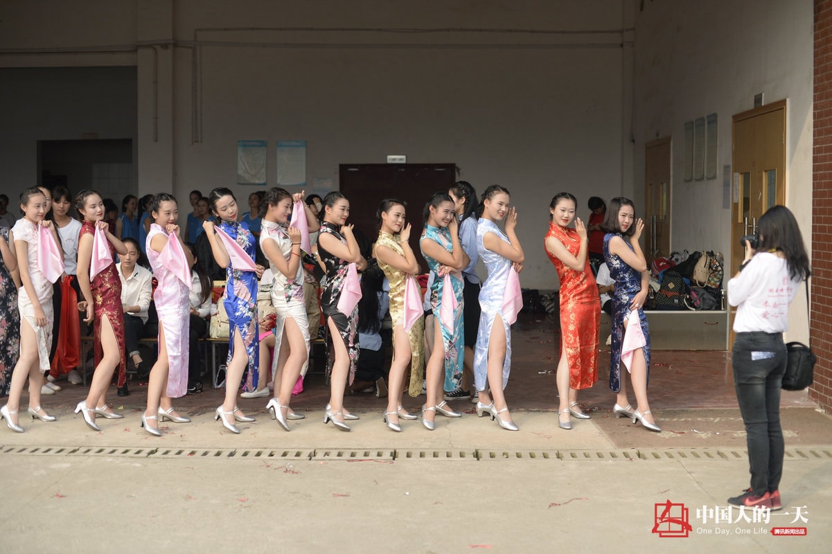 Choáng ngợp với ngôi trường có nhiều gái xinh nhất Trung Quốc - 2