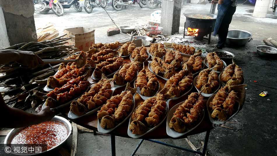 Xôn xao đám cưới quê với mâm cỗ 18 món thịnh soạn, giá rẻ bất ngờ - 3