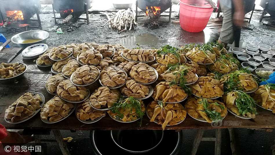 Xôn xao đám cưới quê với mâm cỗ 18 món thịnh soạn, giá rẻ bất ngờ - 4