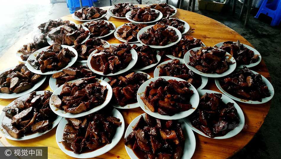 Xôn xao đám cưới quê với mâm cỗ 18 món thịnh soạn, giá rẻ bất ngờ - 5