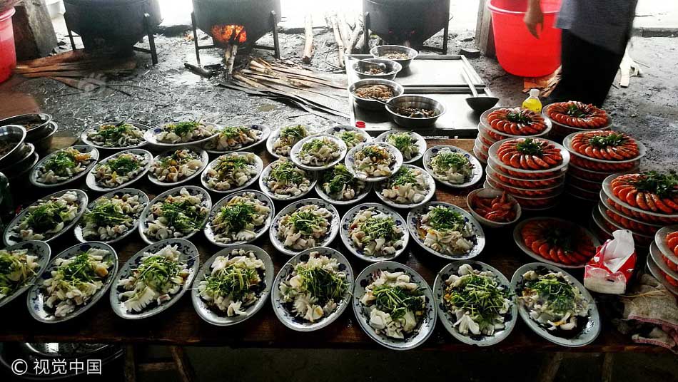 Xôn xao đám cưới quê với mâm cỗ 18 món thịnh soạn, giá rẻ bất ngờ - 6