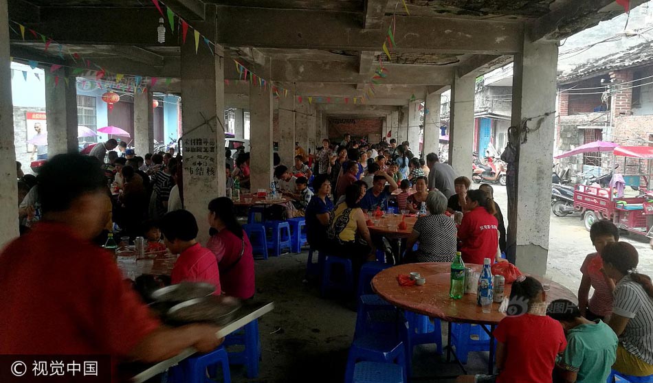 Xôn xao đám cưới quê với mâm cỗ 18 món thịnh soạn, giá rẻ bất ngờ - 8