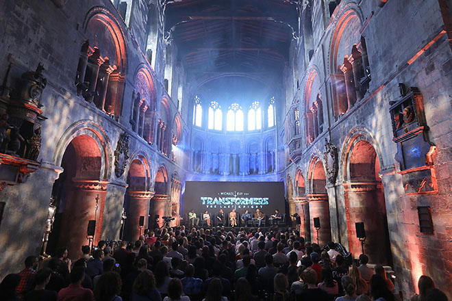 Fan xếp hàng dài cả cây số để được gặp dàn sao Đại chiến Robot - 2