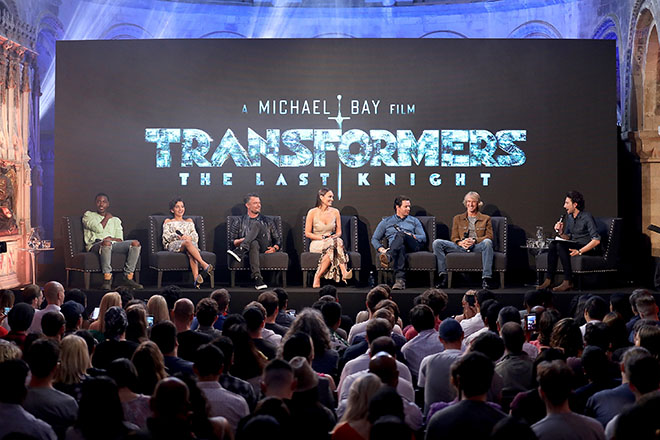 Fan xếp hàng dài cả cây số để được gặp dàn sao Đại chiến Robot - 4