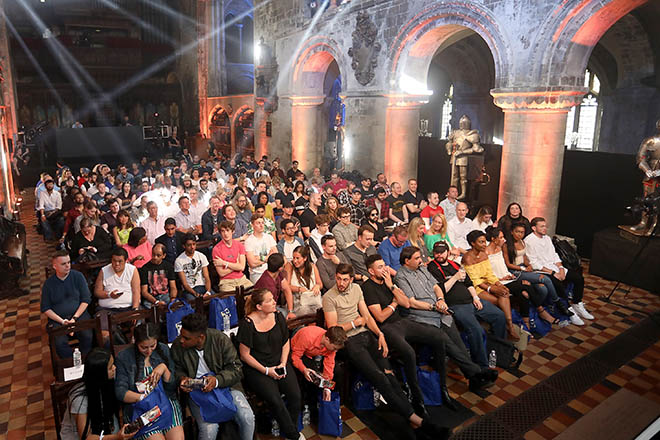 Fan xếp hàng dài cả cây số để được gặp dàn sao Đại chiến Robot - 3