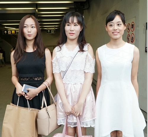 Vỡ mộng vì nhan sắc khó đỡ của thí sinh hoa hậu xứ cảng thơm - 9