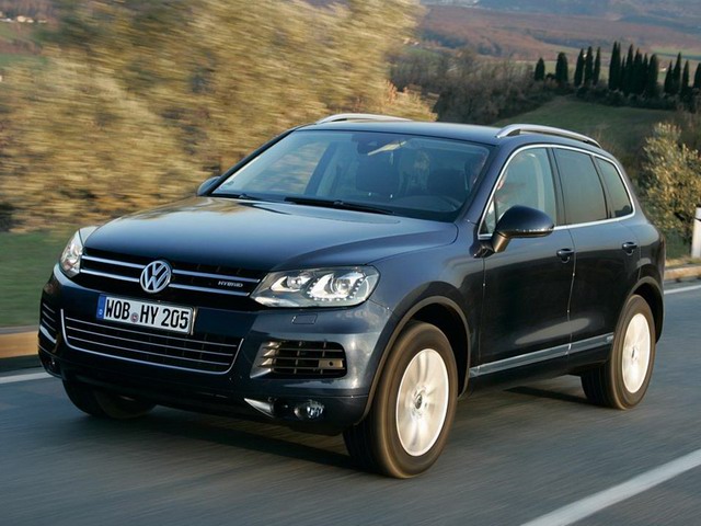 Volkswagen Touareg tại Việt Nam hạ giá 260 triệu đồng - 1