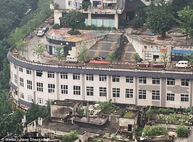 Kỳ lạ đường cho ô tô xây trên nóc nhà ở Trung Quốc - 1