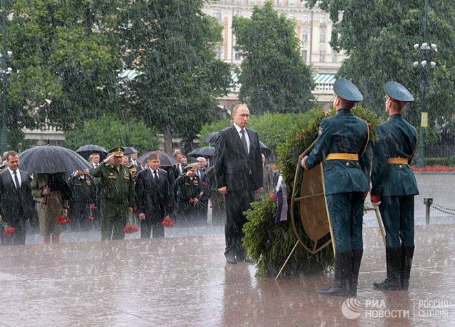 Mưa trắng trời, Putin đầu trần viếng mộ liệt sĩ vô danh - 1