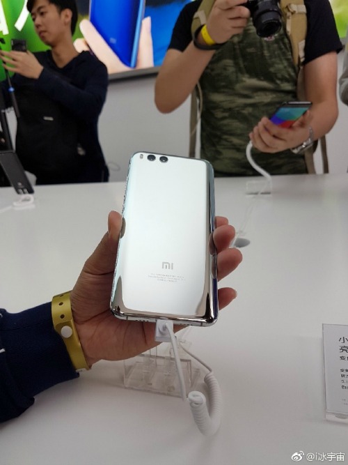 Lóa mắt phiên bản Xiaomi Mi 6 màu bạc chưa từng được “lên kệ” - 1