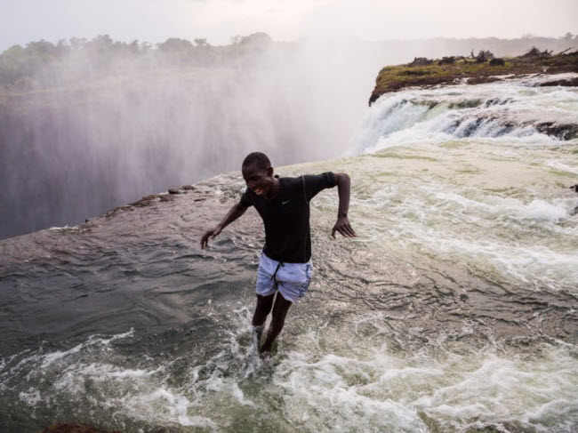Bể bơi Tử thần, Zambia: Bể bơi vô cực tự nhiên nằm trên rìa thác Victoria, một trong những thác nước lớn nhất thế giới. Du khách chỉ có thể bơi tại đây khi mực nước ở mức thấp nhất, từ tháng 8 năm trước đến tháng 1 năm sau.