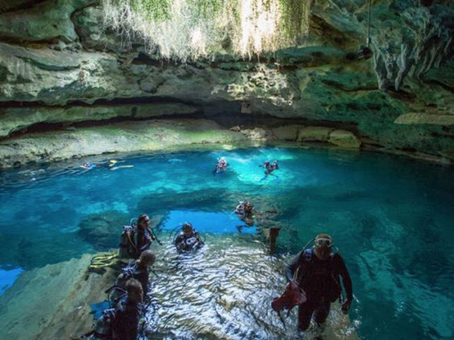 Devil's Den, Mỹ: Devil's Den là địa điểm ưa thích của những người mê lặn ống thở và lặn bình khí. Dòng suối trong hang lấp lánh như kim cương nhờ ánh sáng mặt trời chiếu xuống nước.