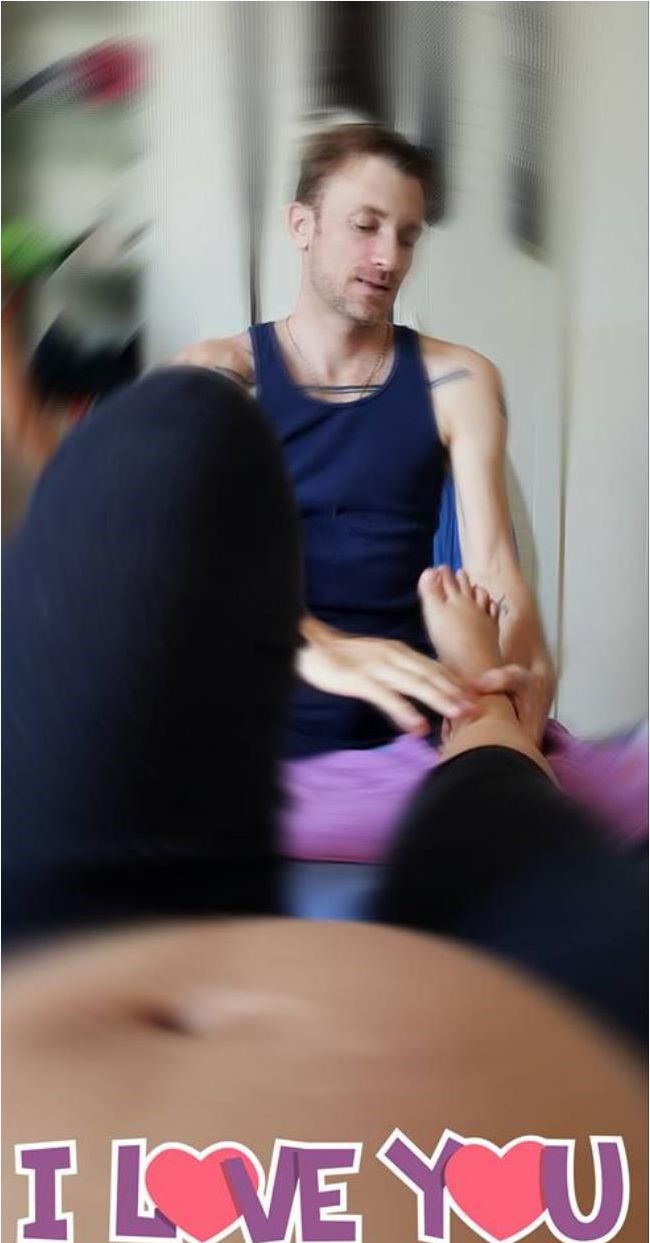 Hà Anh, Phương Vy được chồng đi giày, bóp chân khiến fan xuýt xoa - 4