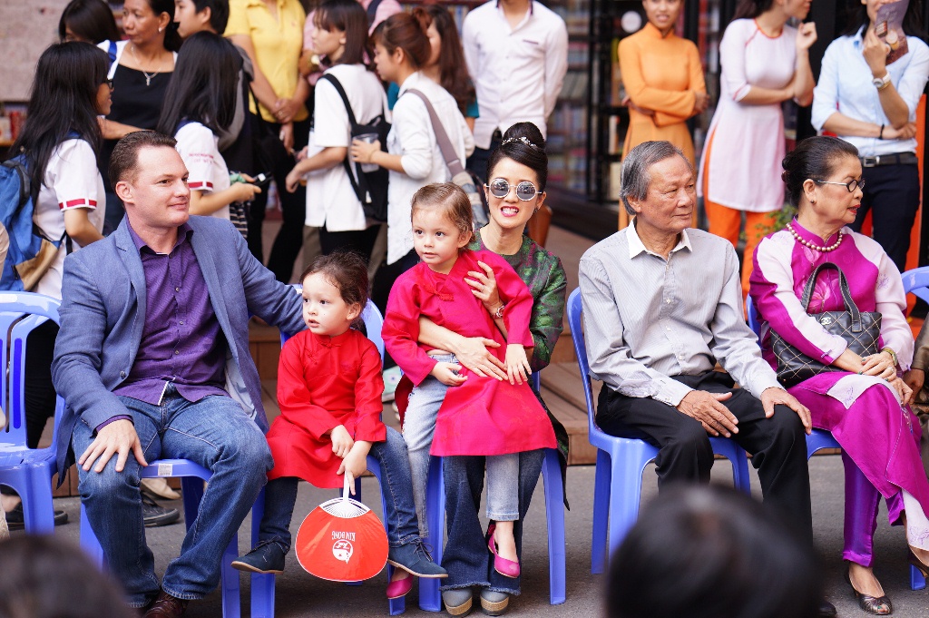 Hà Anh, Phương Vy được chồng đi giày, bóp chân khiến fan xuýt xoa - 12