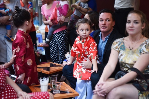 Hà Anh, Phương Vy được chồng đi giày, bóp chân khiến fan xuýt xoa - 13