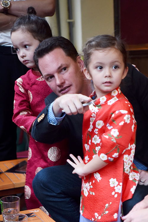 Hà Anh, Phương Vy được chồng đi giày, bóp chân khiến fan xuýt xoa - 14