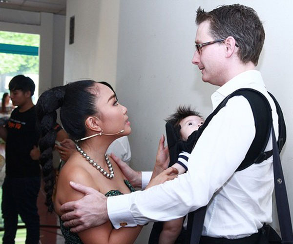 Hà Anh, Phương Vy được chồng đi giày, bóp chân khiến fan xuýt xoa - 4