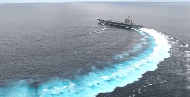 Video: Cú rẽ ngoặt cực gấp của tàu sân bay 100.000 tấn Mỹ - 1